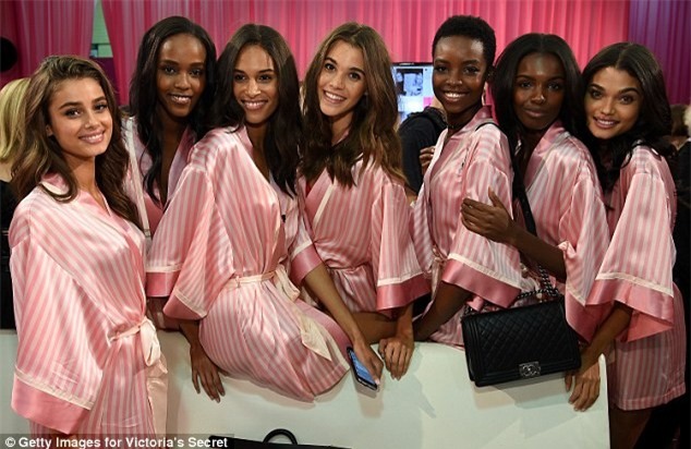 Hậu trường nóng bỏng ở Victoria's Secret Show 2015