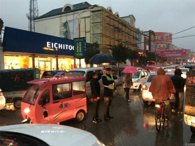 tq: co gai che mua cho canh sat trong 30 phut hinh anh 1