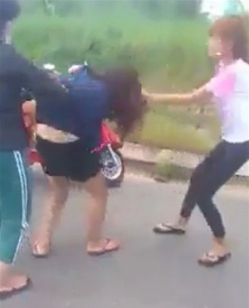 Clip hai nữ sinh Đà Nẵng dùng thanh sắt đánh liên tiếp vào đầu bạn