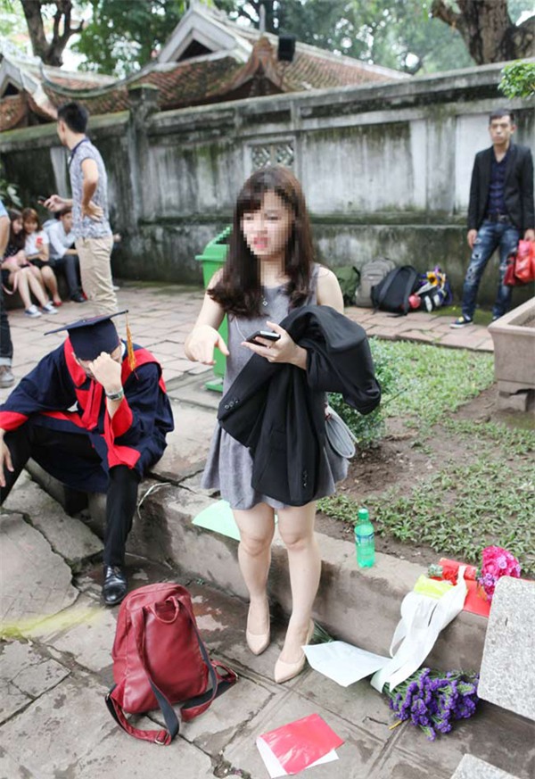 Nữ sinh ngồi lên cỏ chụp kỷ yếu mặc biển cấm ở Văn Miếu
