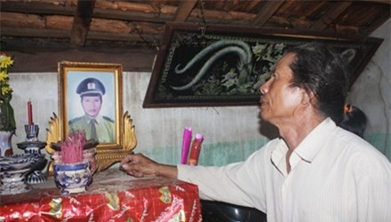 Ông Trần Đức Dũng, bên bàn thờ con trai Trần Văn Quý.