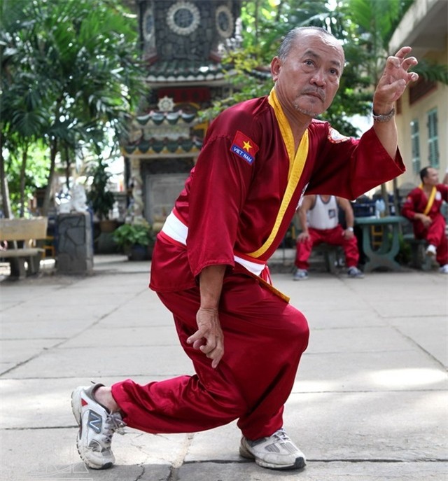 Võ sư cao cấp Hà Trọng Ngự (Chưởng môn phái võ Ta - Tây Sơn Bình Định và là đệ tử của cố võ sư Hà Trọng Sơn) thi triển một đòn thế của Quyền ba chân hổ.