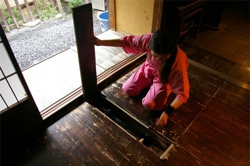 Trong Bảo tàng còn có một ngôi nhà mô phỏng lại nhà của các Ninja ẩn thân dưới lớp áo người bình thường. Trong ngăn chứa bí mật dưới sàn nhà là những thanh kiếm cùng các vũ khí khác của Ninja.