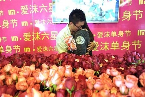 de thoat kiep f.a, chang trai chuan bi 1111 bong hoa to tinh hinh anh 1