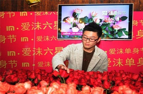 de thoat kiep f.a, chang trai chuan bi 1111 bong hoa to tinh hinh anh 6