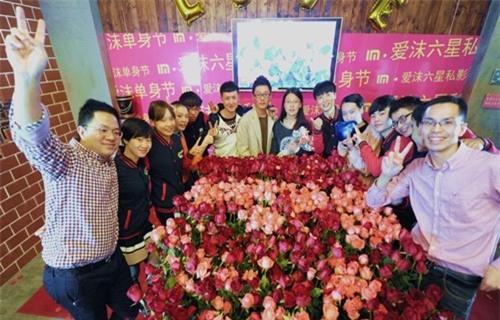 de thoat kiep f.a, chang trai chuan bi 1111 bong hoa to tinh hinh anh 8