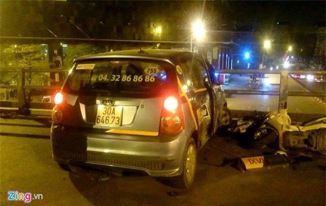 Người bị hất lên capo taxi ở cầu vượt Thái Hà nói gì?