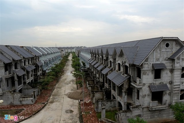 Cách khu đô thị Thiên đường Bảo Sơn không xa chỉ vài chục mét, ngay đối diện qua bên kia đường lớn Lê Trọng Tấn là khu đô thị mới Geleximco A, tình cảnh cũng tương tự.