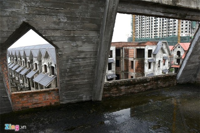 Hàng loạt biệt thự và nhà liền kề cao cấp giống như đã bị bỏ hoang nhiều năm. Với diện tích 135 ha xây dựng dự án hứa hẹn có nhà đa chức năng, trung tâm thương mại, sân golf, trường học, phòng khám đa khoa, khu tổ hợp thể dục, thể thao, nhà ở, biệt thự, chung cư... Tuy nhiên kể từ năm 2007 đến nay dự án mới chỉ mới chỉ hoàn thiện thô khu A gồm các biệt thự liền kề, các công trình khác chưa thấy đâu.