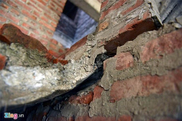 
Một số căn chưa hoàn thiện bề mặt lộ rõ các vết nứt vỡ tường bên trong.
