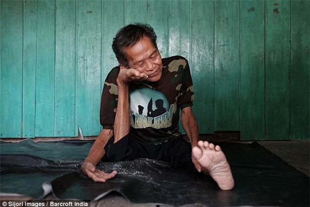 Lấy bàn chân chống má để ngủ