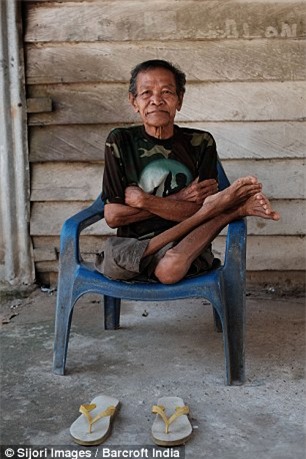 Xếp chân ngược cả hai chân mà không hề đau đơn