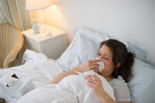 Khi bị cảm lạnh, nên uống thuốc sớm để rút ngắn thời gian bị bệnh. Hình minh họa.