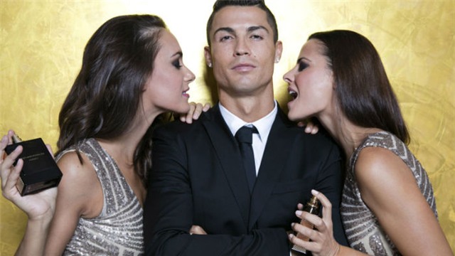 goc cua sao (12.11): ronaldo san gai man de, mayweather mo tiec thac loan hinh anh 7