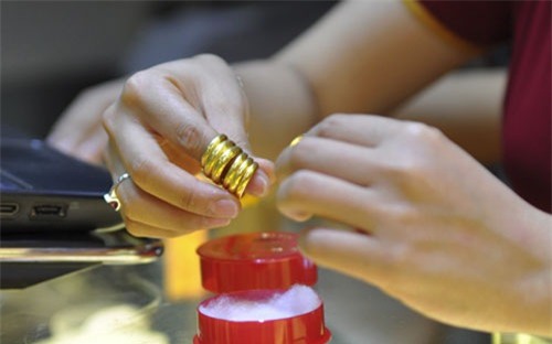 vàng giả, phân biệt, dùng đèn khó đốt, người dân, bán vàng, tiệm vàng, từ chối, nhẫn-vàng, vàng-giả, đèn-khò, bán-vàng, mua-vàng, tiệm-vàng, từ-chối, vàng-tiết-kiệm