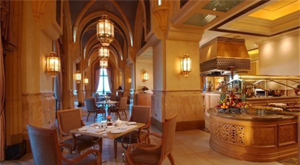 Nhiều nơi đều được dát vàng