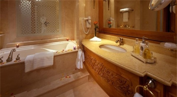 Phòng tắm cũng được dát vàng