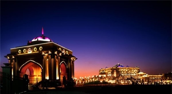 Khách sạn siêu xa xỉ Emirate Palace được xây dựng bởi hoàng gia Al Nahyan vào năm 2 có giá phòng dao động từ 470 đến 15.000 USD 005 (khoảng hơn 300 triệu) mỗi đêm.