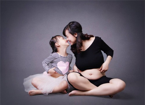 Ảnh bầu cực đáng yêu mẹ chụp cùng con gái - 1