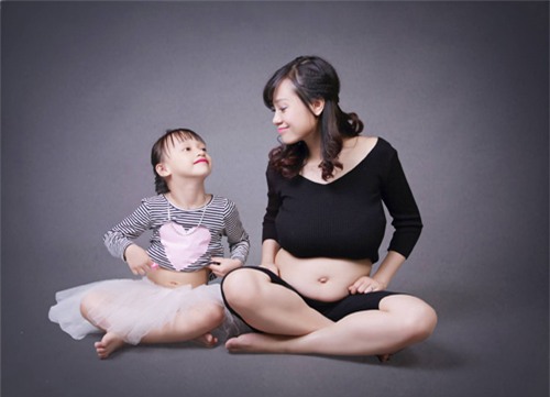 Ảnh bầu cực đáng yêu mẹ chụp cùng con gái - 11