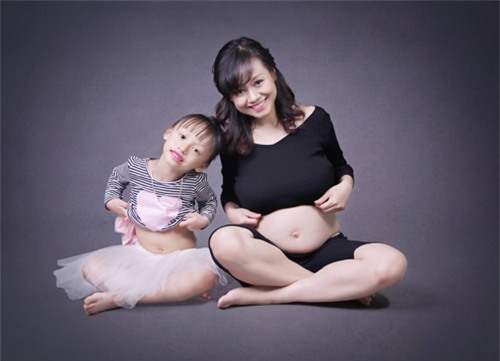 Ảnh bầu cực đáng yêu mẹ chụp cùng con gái - 2