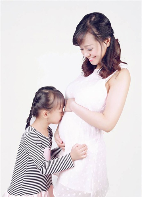 Ảnh bầu cực đáng yêu mẹ chụp cùng con gái - 4