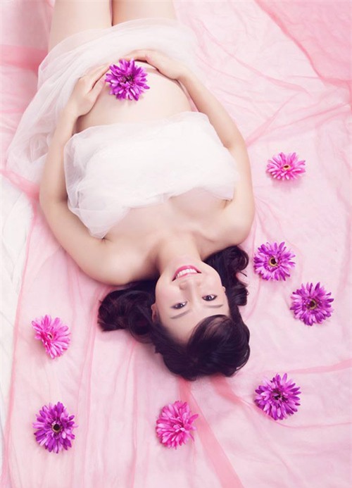 Ảnh bầu cực đáng yêu mẹ chụp cùng con gái - 6