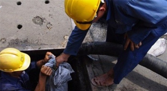 Không phải chàng trai nào cũng dũng cảm làm nghề nhân viên hút hầm cầu. Ảnh minh họa