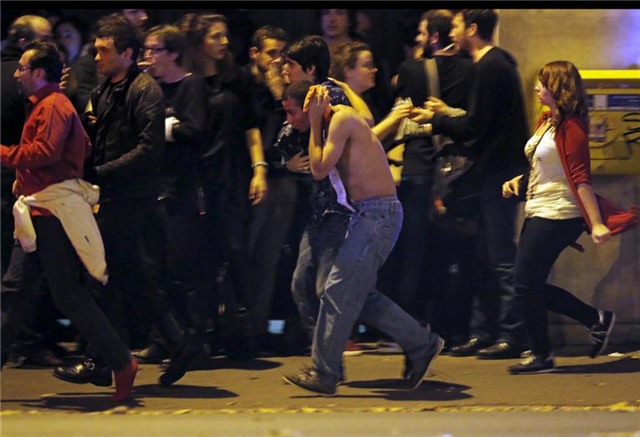 video khoanh khac khung bo xa dan trong nha hat o paris hinh anh 1