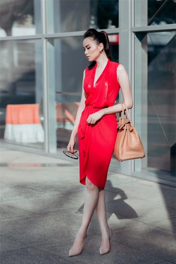 Hoa hậu Diễm Hương đẹp nồng nàn xuống phố 9