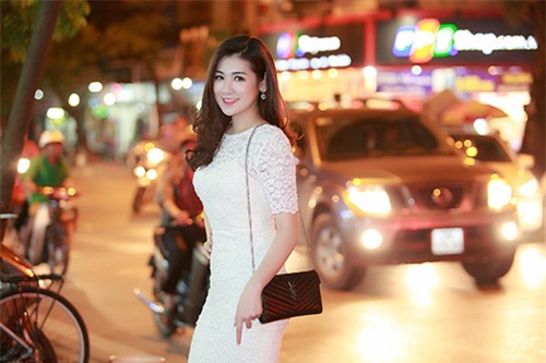 Á hậu Tú Anh gợi cảm cùng váy bó sát - 2