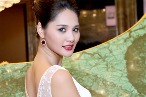 Hương Giang khoe vẻ đẹp