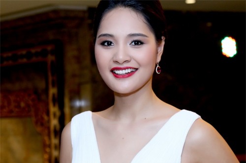 Hương Giang khoe vẻ đẹp