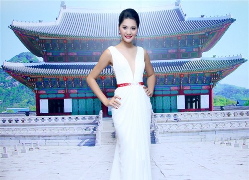 Hương Giang khoe vẻ đẹp