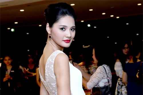 Hương Giang khoe vẻ đẹp