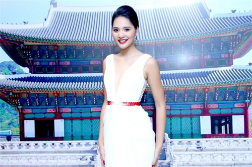 Hương Giang khoe vẻ đẹp