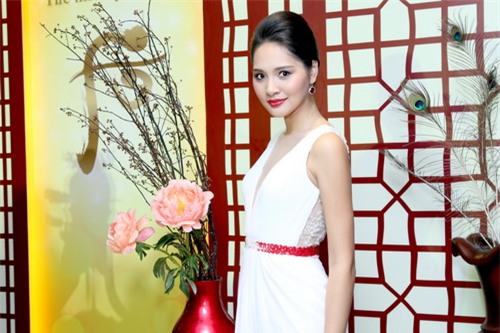 Hương Giang khoe vẻ đẹp