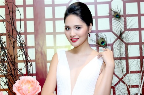 Hương Giang khoe vẻ đẹp