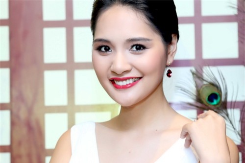 Hương Giang khoe vẻ đẹp 