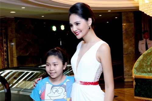 Hương Giang khoe vẻ đẹp