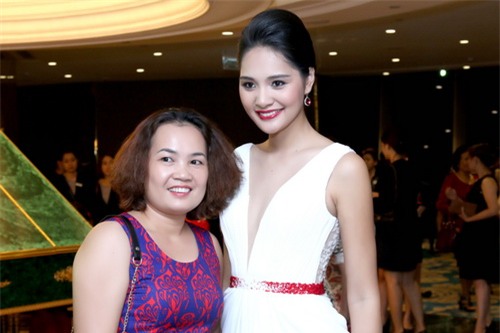 Hương Giang khoe vẻ đẹp