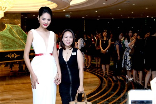 Hương Giang khoe vẻ đẹp 