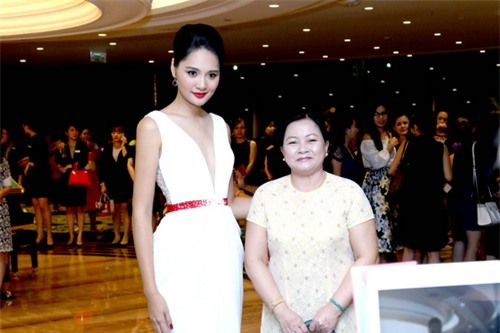 Hương Giang khoe vẻ đẹp