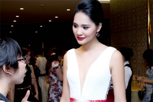 Hương Giang khoe vẻ đẹp 