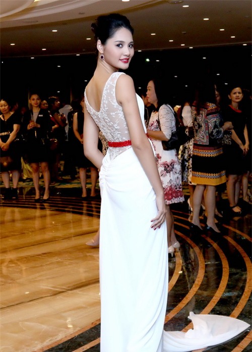 Hương Giang khoe vẻ đẹp 