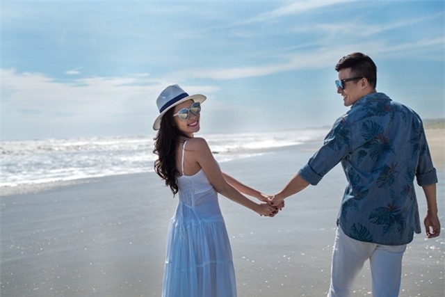 Lương Thế Thành cõng Thúy Diễm khi chụp ảnh cưới trên biển