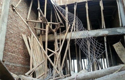 Hà Nội: Sập nhà khi đổ mái bê-tông, 6 người thương vong - 1