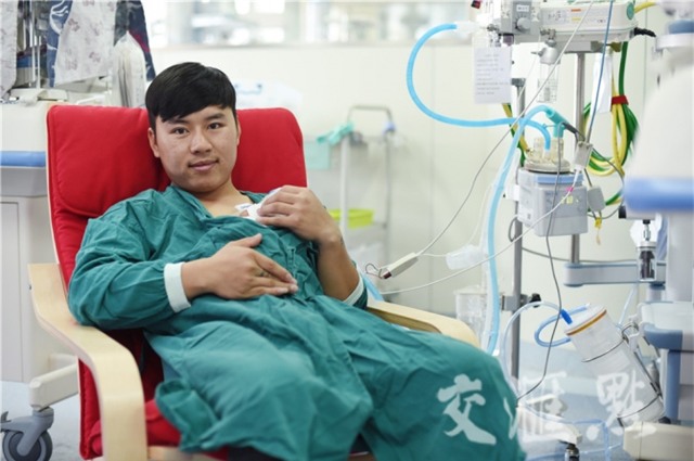 Hình ảnh hai ông bố ôm con sinh non cho bú gây xúc động - Ảnh 5