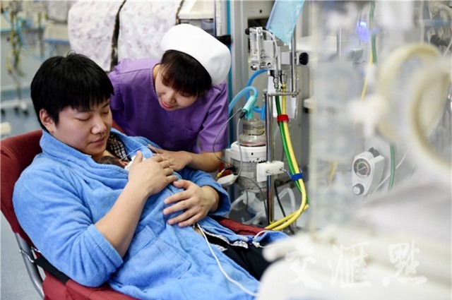 Hình ảnh hai ông bố ôm con sinh non cho bú gây xúc động - Ảnh 6