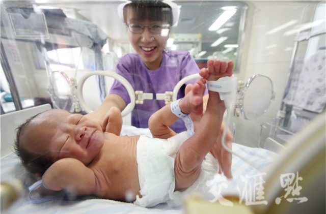 Hình ảnh hai ông bố ôm con sinh non cho bú gây xúc động - Ảnh 8